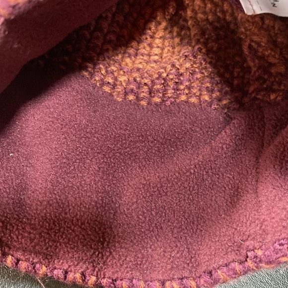 The North Face Woman’s Plum and Rust Ombre’ Beanie Hat With Pom Pom. OSFA - Picture 4 of 7